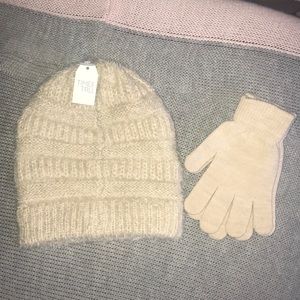 🎀NWT FUZZY HAT AND GLOVE SET!!🎀